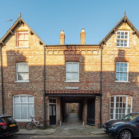 The Old Coach House Apartment York Bagian luar foto