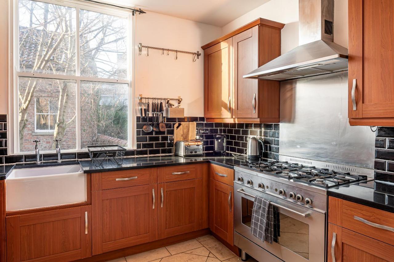 The Old Coach House Apartment York Bagian luar foto