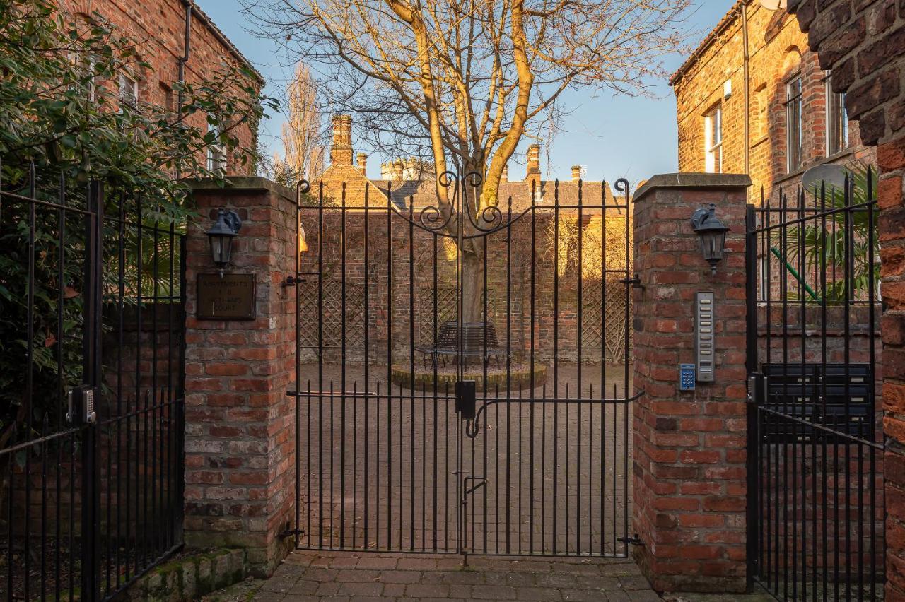 The Old Coach House Apartment York Bagian luar foto