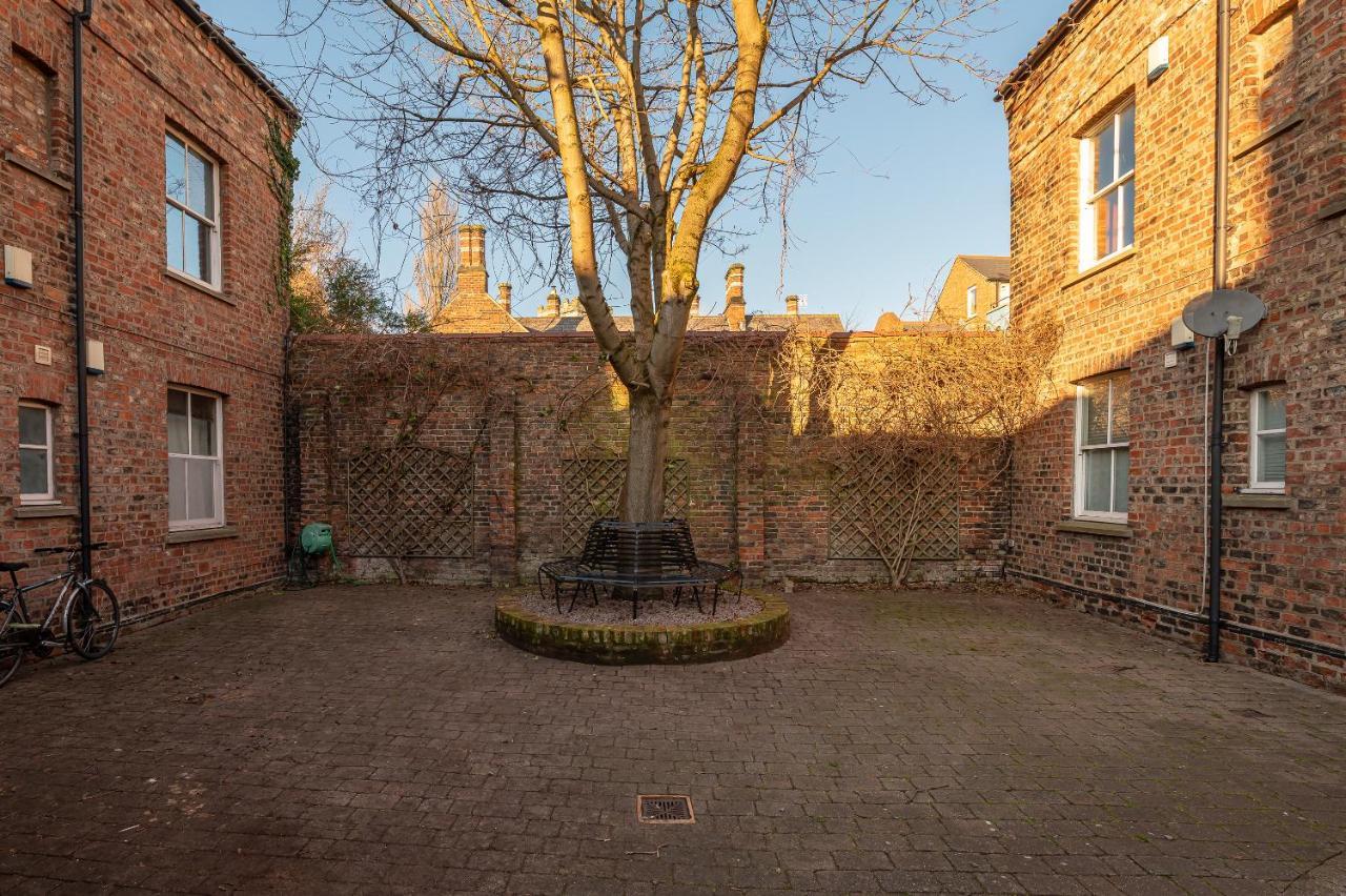 The Old Coach House Apartment York Bagian luar foto