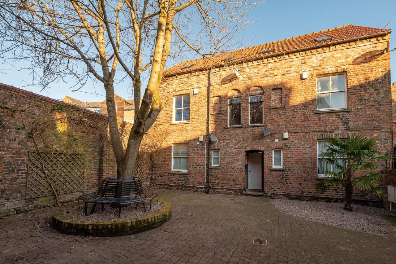 The Old Coach House Apartment York Bagian luar foto