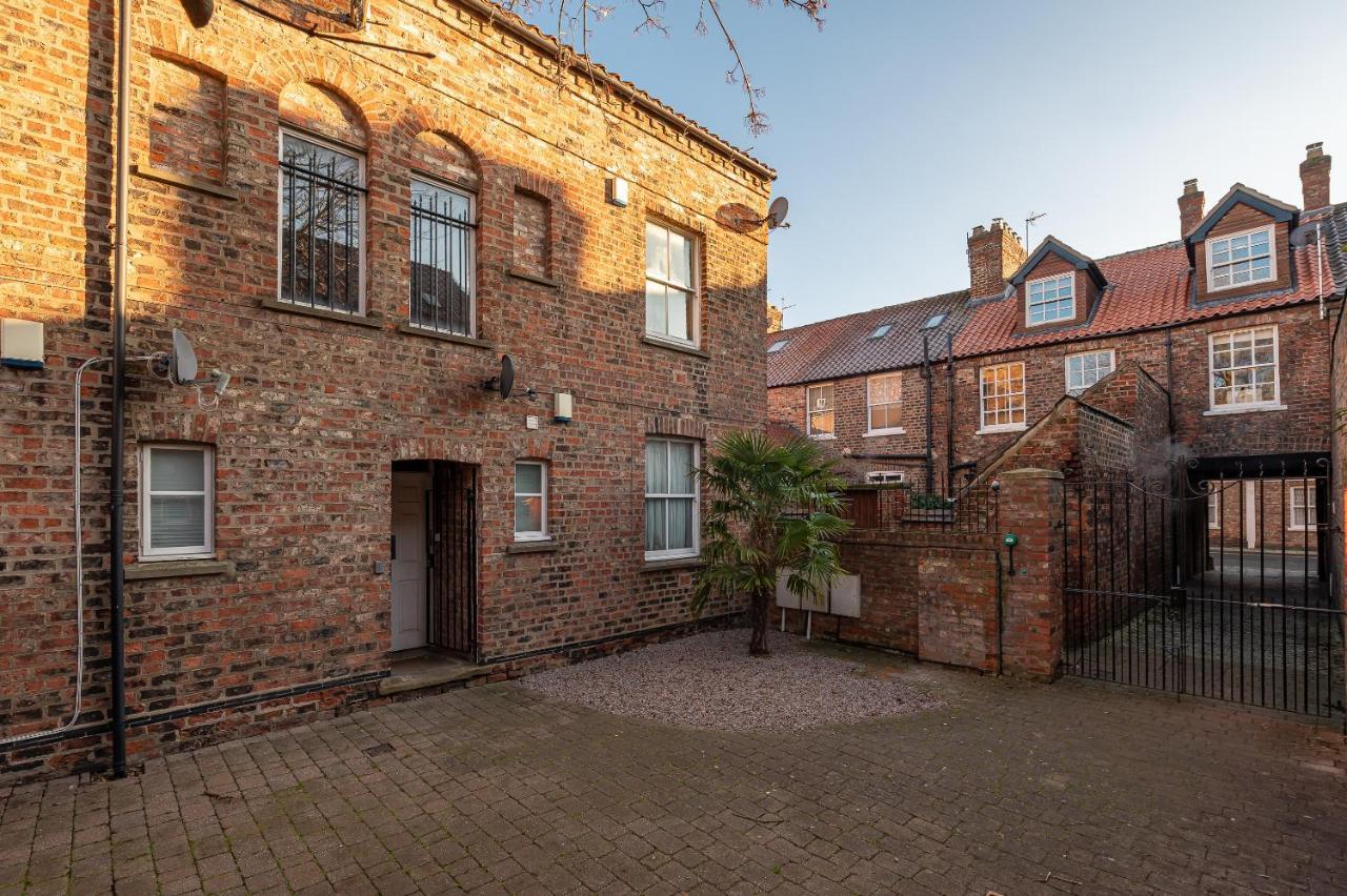 The Old Coach House Apartment York Bagian luar foto