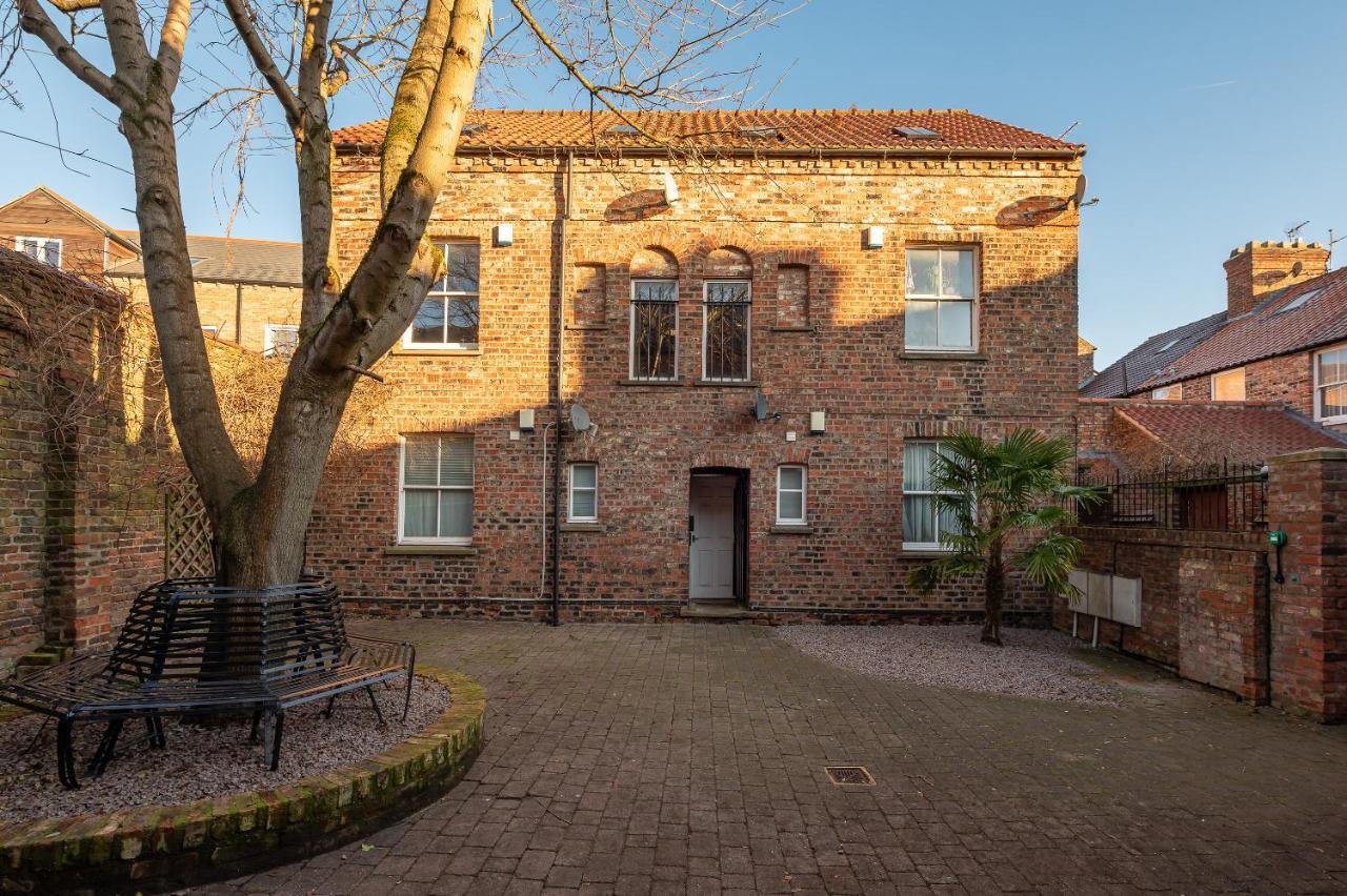 The Old Coach House Apartment York Bagian luar foto